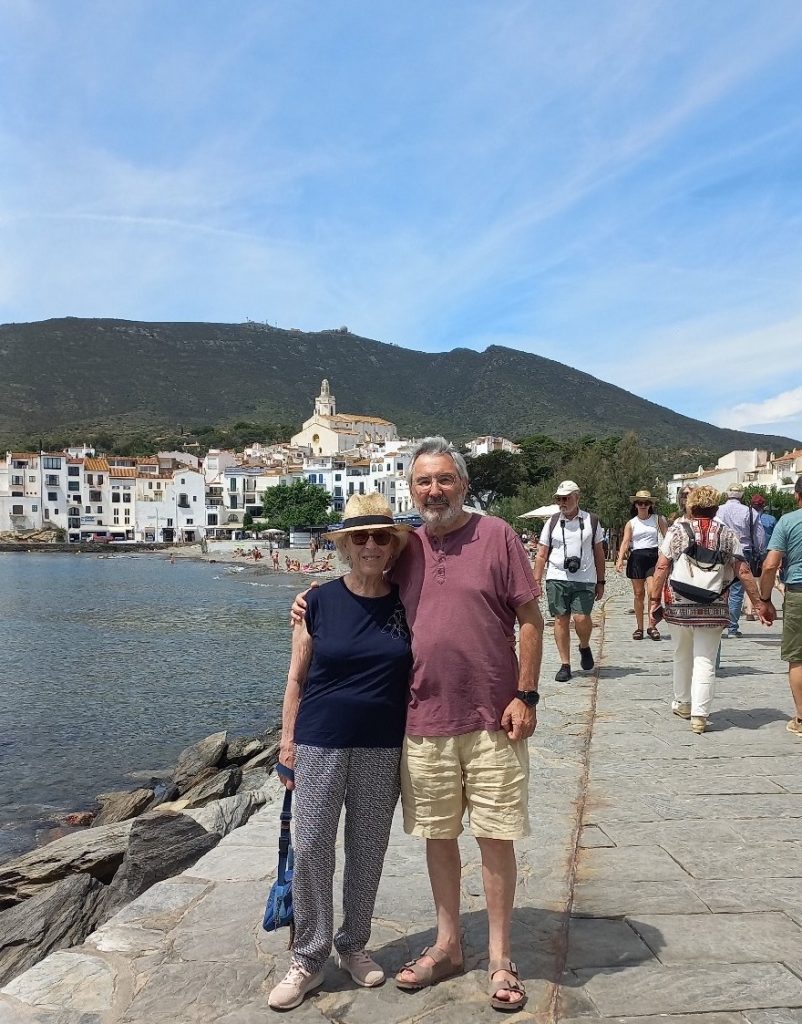 Vicente y su pareja Teresa de paseo por Cadaqués.